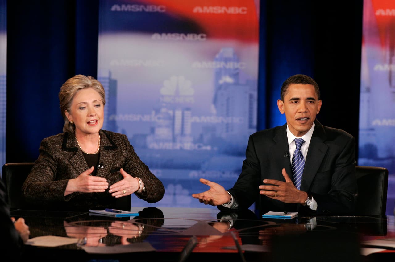 Los dos candidatos demócratas Clinton y Obama durante un debate el 26 de febrero de 2008, en Cleveland, Ohio, antes de las primarias de Texas y Ohio primaries on March 4. Foto por J.D. Pooley/Getty Images.