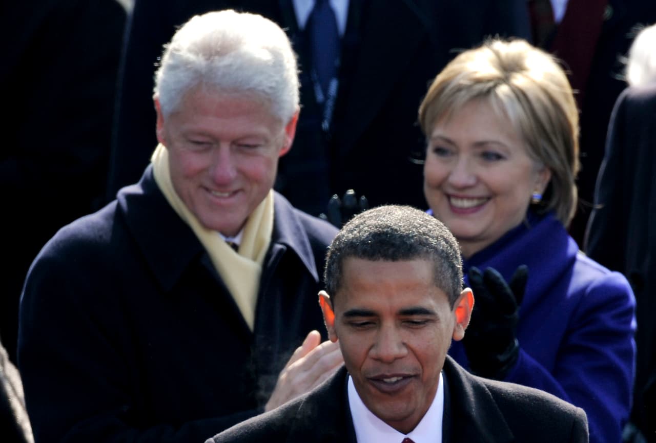 El ya para entonces presidente Barack Obama recibe a sus invitados mientras el expresidente Bill Clinton y Hillary Clinton observan, en la inauguración de Obama como presidente en Washington, DC, el 20 de enero de 2009. Foto por Mannie Garcia/Bloomberg via Getty Images.