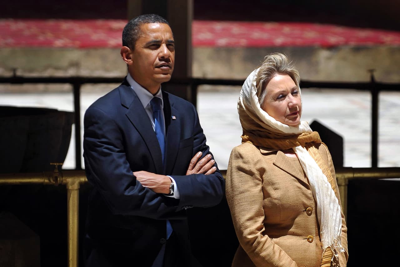 Obama no solo incluyo a Clinton en su campaña contra McCain, más adelante la hizo parte de su gabinete. El presidente nombró a Clinton su secretaria de Estado, cargo que ejerció por cuatro años, de 2009 a 2013. En esta imagen los dos dan un tour de la Mesquita Sultan Hassan, el 4 de junio de 2009 en Cairo, Egipto. Foto por MANDEL NGAN/AFP/Getty Images.