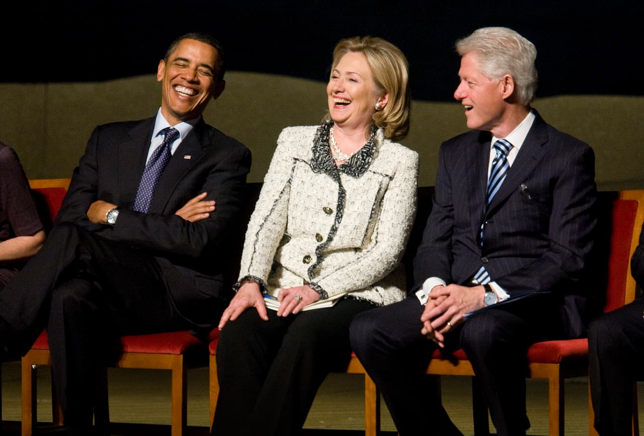El presidente Obama, la secretaria de Estado Hillary Clinton y el expresidente Bill Clinton asisten al funeral del embajador Richard Holbrooke el 14 de enero de 2011 en Washington, DC. Foto por Kristoffer Tripplaar-Pool/Getty Images.