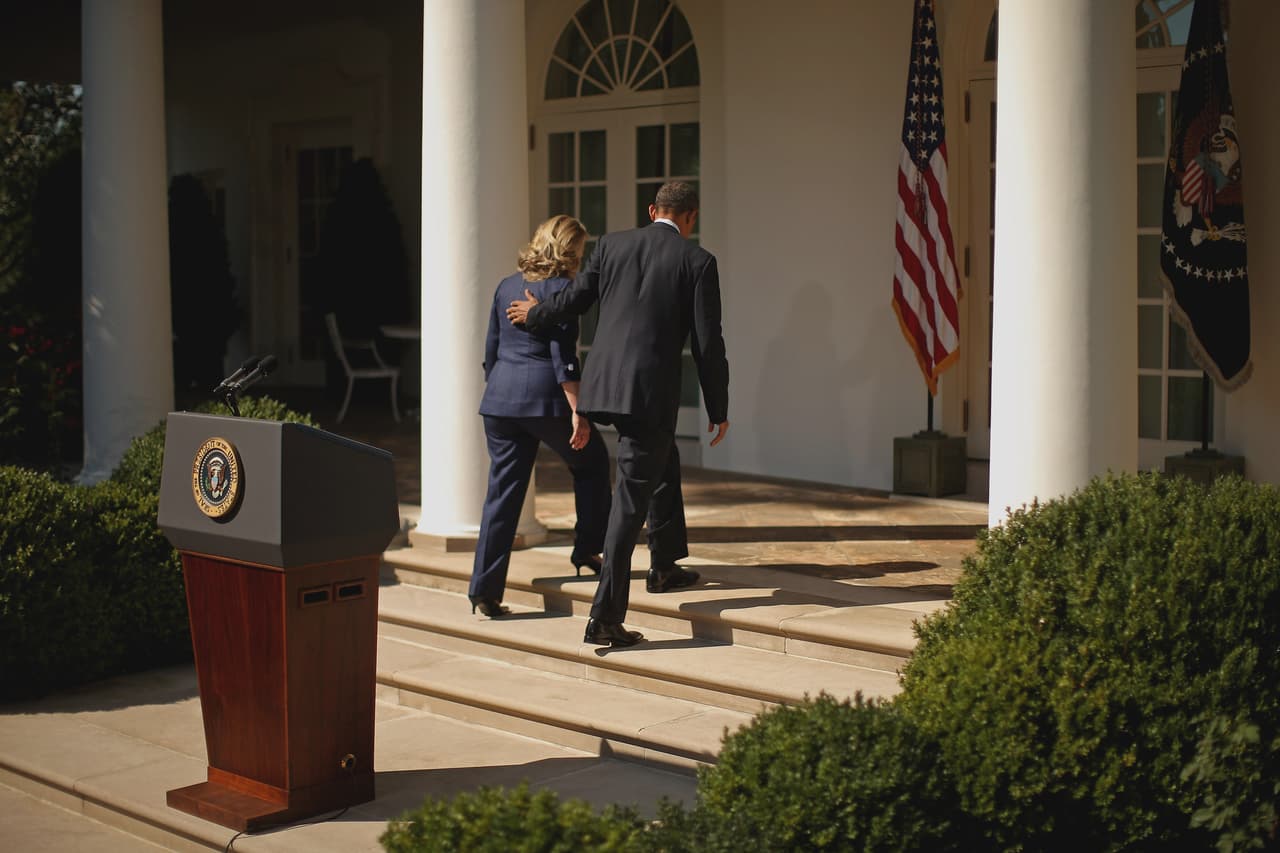 El presidente Obama y Hillary Clinton regresan a la Oficina Oval después de dar declaraciones sobre la muerte del embajador a Libia Christopher Stevens en la Casa Blanca, el 12 de septiembre de 2012 en Washington, DC. Stevens y tres empleados fueron asesinados cuando la embajada en Bengasi fue atacada por una muchedumbre. El papel de Clinton en esta falla fue entonces cuestionado por la justicia, y lo siguió siendo hasta cuatro años después, a fines de junio de 2016, cuando la exsecretaria fue absuelta de culpabilidad. Foto por Chip Somodevilla/Getty Images.