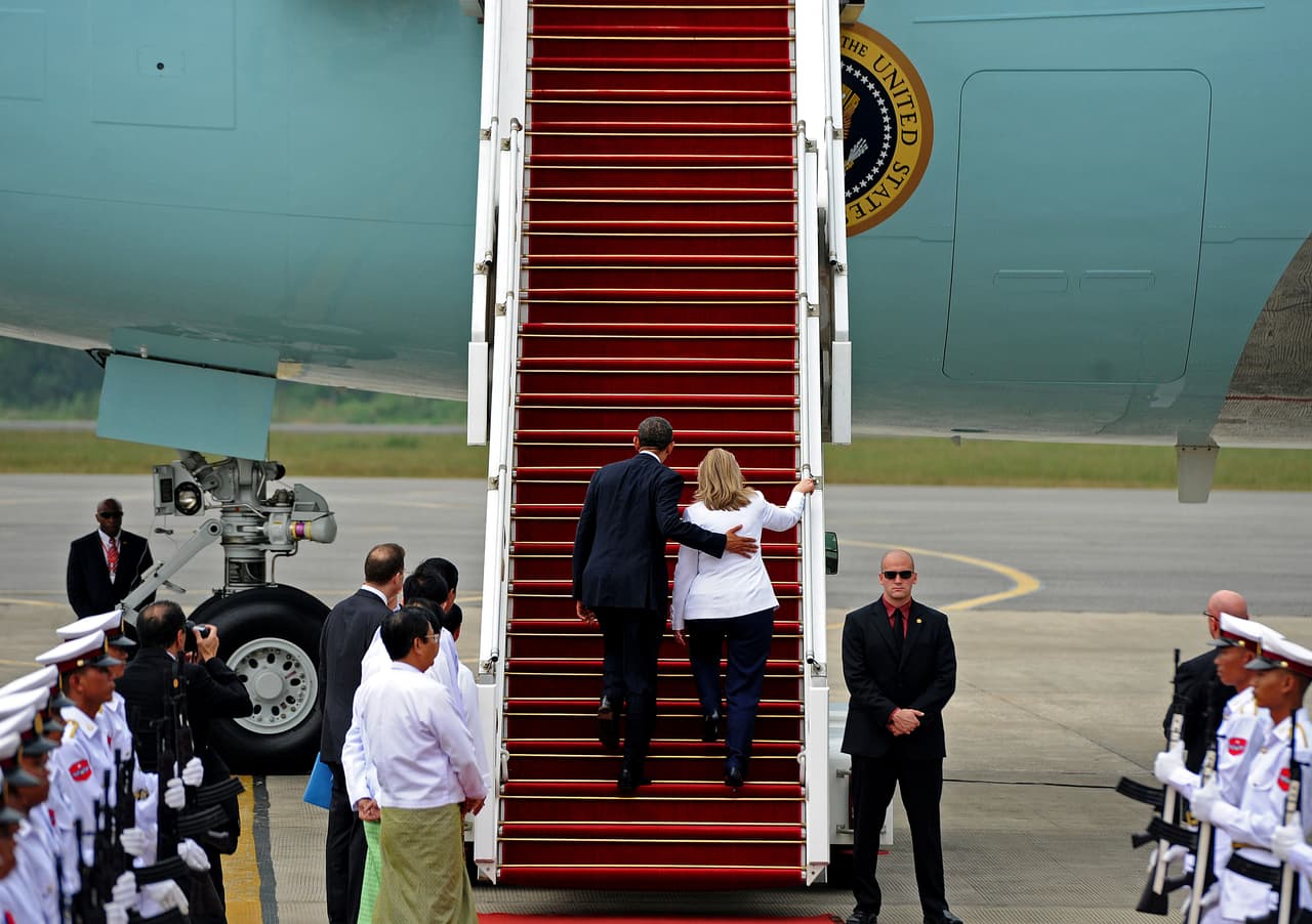 El presidente Obama y Clinton abordan el avión del presidente al partir de Myanmar, el 19 de noviembre de 2012. Fue una visita histórica para la administración Obama ya que el país asiático atravesaba una serie de reformas hacia la democracia y Estados Unidos fue instrumental en facilitar esto, así como lo fue el papel de Clinton. Foto por Soe Than WIN/AFP/Getty Images.