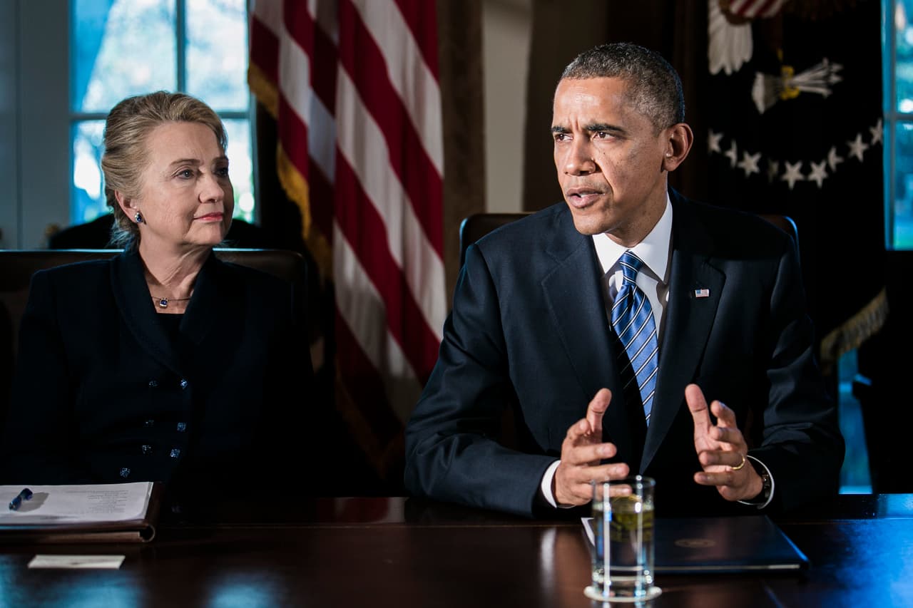 Hillary Clinton escucha a Obama durante una reunión de su gabinete en la Casa Blanca en Washington, DC, el 28 de noviembre de 2012. Foto por T.J. Kirkpatrick/Bloomberg via Getty Images.