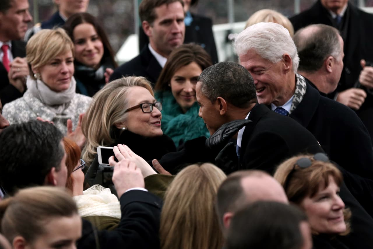 El presidente Obama saluda a Hillary y Bill Clinton durante la inauguración presidencial frente al Capitolio el 21 de enero de 2013 en Washington, DC, cuando Obama fue electo para su segundo mandato como presidente del país. Foto por Win McNamee/Getty Images.