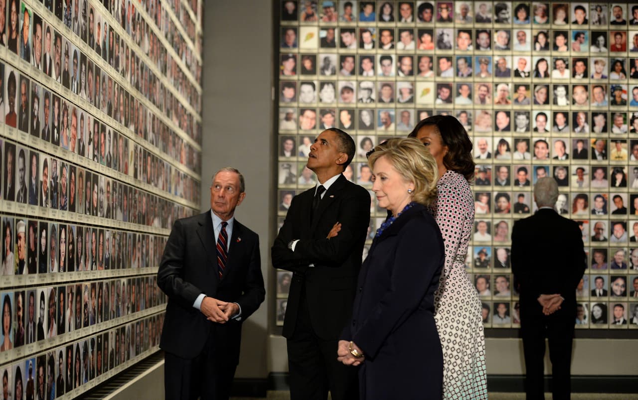 Obama, el antes alcalde de Nueva York Michael Bloomberg, la primera dama Michelle Obama, y Hillary y Bill Clinton pasean por el Museo y Memorial Nacional del 11 de septiembre, el 15 de mayo de 2014, en Nueva York. Obama inauguró el museo conmemorando los ataques terroristas del 11 de septiembre de 2001, mientras Clinton era senadora del estado. Foto por JEWEL SAMAD/AFP/Getty Images.