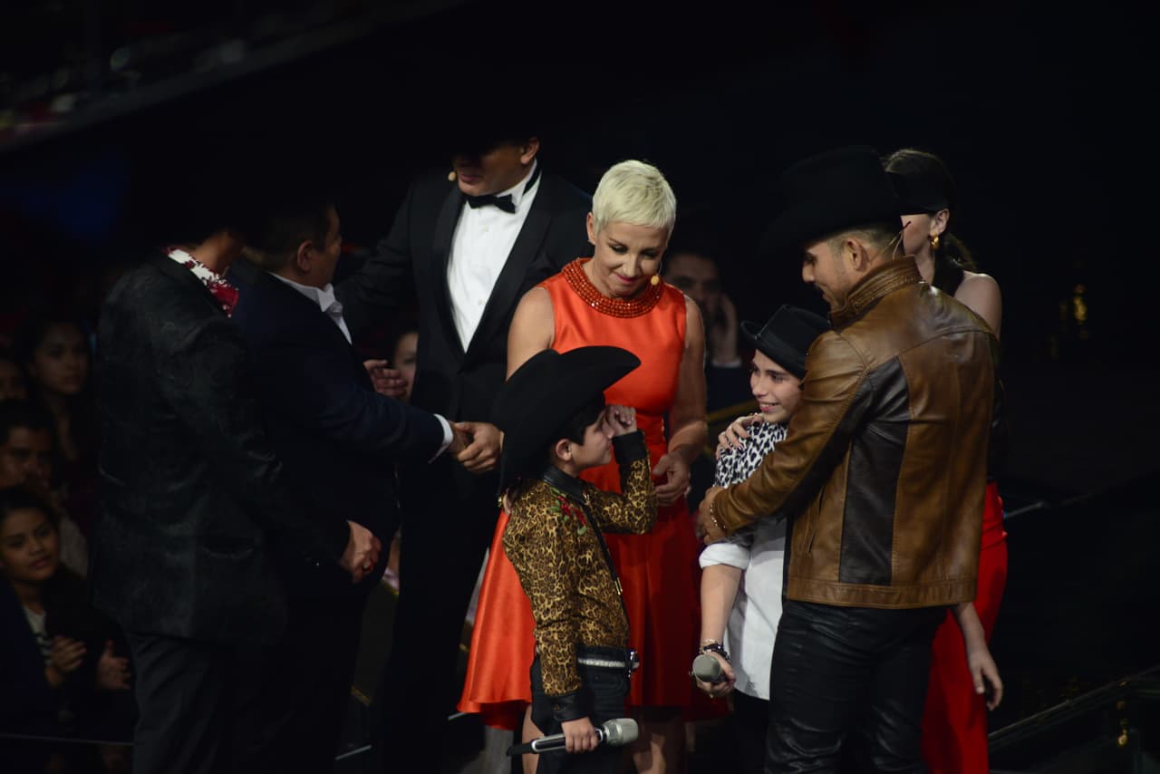 Esta ocasión los capitanes tuvieron que cantar con los papás y en la segunda etapa los hijos lo hicieron de manera individual para poder elevar la puntuación. Hubo doble eliminación y los Valdés dijeron adiós. Paty Cantú pasó por lo mismo que María León y sus dos familias se enfrentaron, quedando fuera los Tijerina.