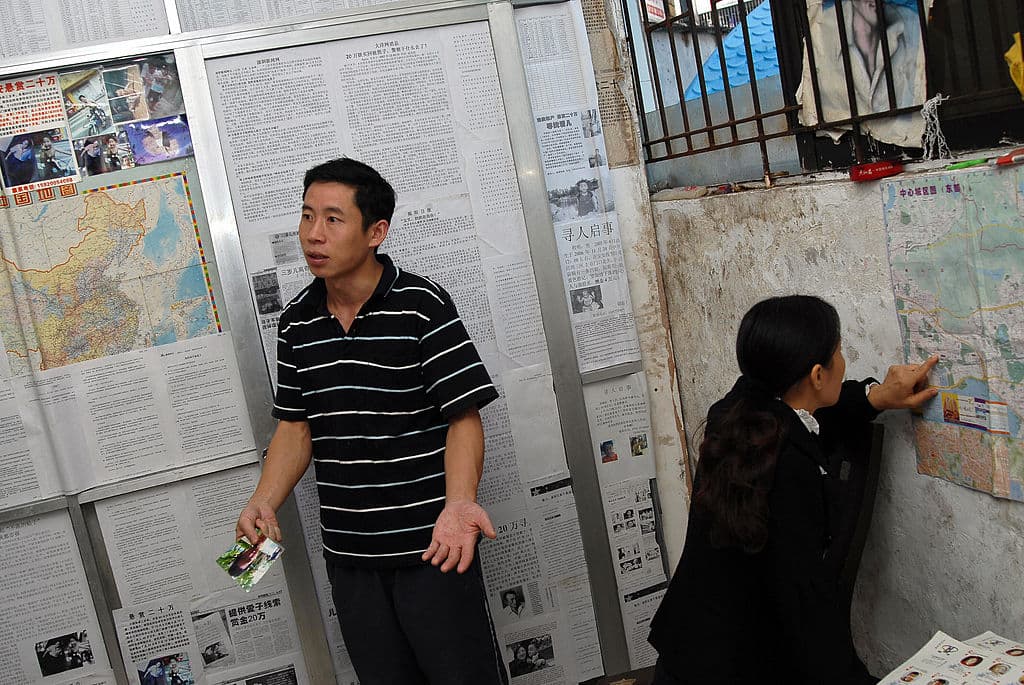 Sun Haiyang (izquierda) y su esposa Peng Siying hablan sobre los lugares en los que habían buscado a su hijo Sun Zhuo, quien fue secuestrado hace más de un año en la ciudad de Shenzhen, en el sur de China, el 24 de noviembre de 2008.