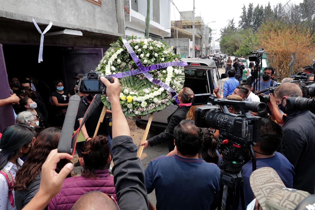 Parientes y amigos de las víctimas exigieron "justicia" y claridad en las investigaciones que llevan a cabo la Fiscalía y una firma de peritos independientes. La jefa de Gobierno de la Ciudad de México, Claudia Sheinbaum, instó a la población a evitar especulaciones y prometió una investigación profunda e independiente. Las autoridades esperaban presentar un primer informe preliminar sobre el accidente el próximo viernes.