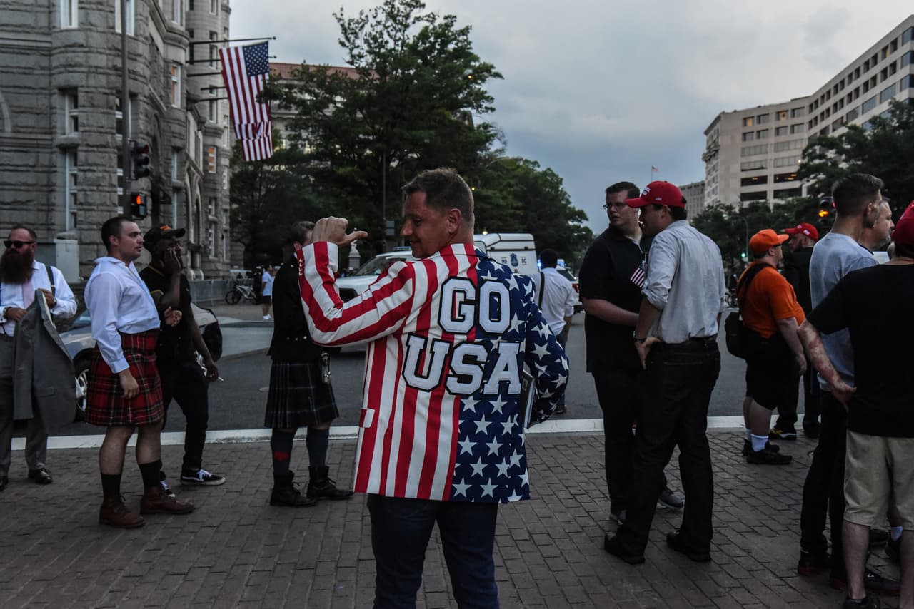 A la salida, muchos de los partidarios de Trump se fueron en autobuses a una elegante gala en algún punto de la ciudad no revleado, en donde según voces de Proud Boys, el ex asesor político del presidente, Roger Stone, estaba programado como orador. Las entradas para esta gala costaban entre 150 y 400 dólares.