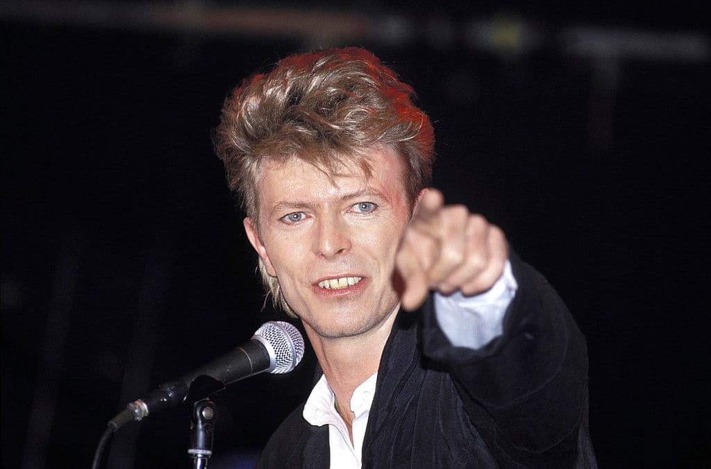 El famoso cantante David Bowie, relató a la revista Playboy en 1973, ser una persona bisexual. 
<br>
<br>"Es cierto, soy bisexual. Claro, conciso e irreverente para una publicación que siempre hizo apología de la heterosexualidad".