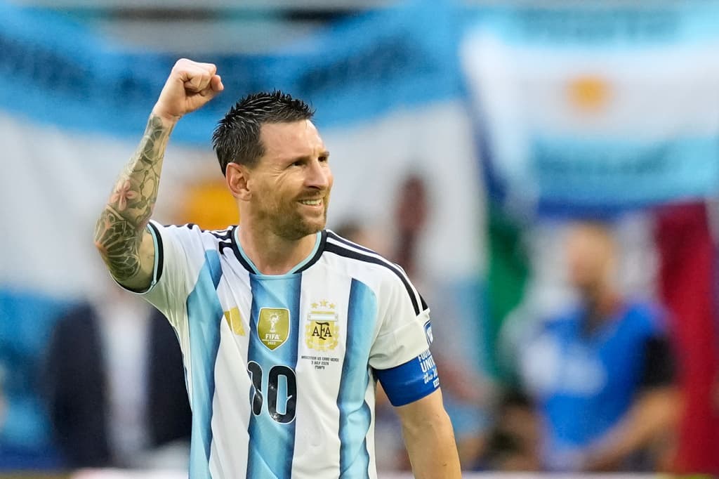 Lionel Messi celebra su primer gol anotado en el encuentro.