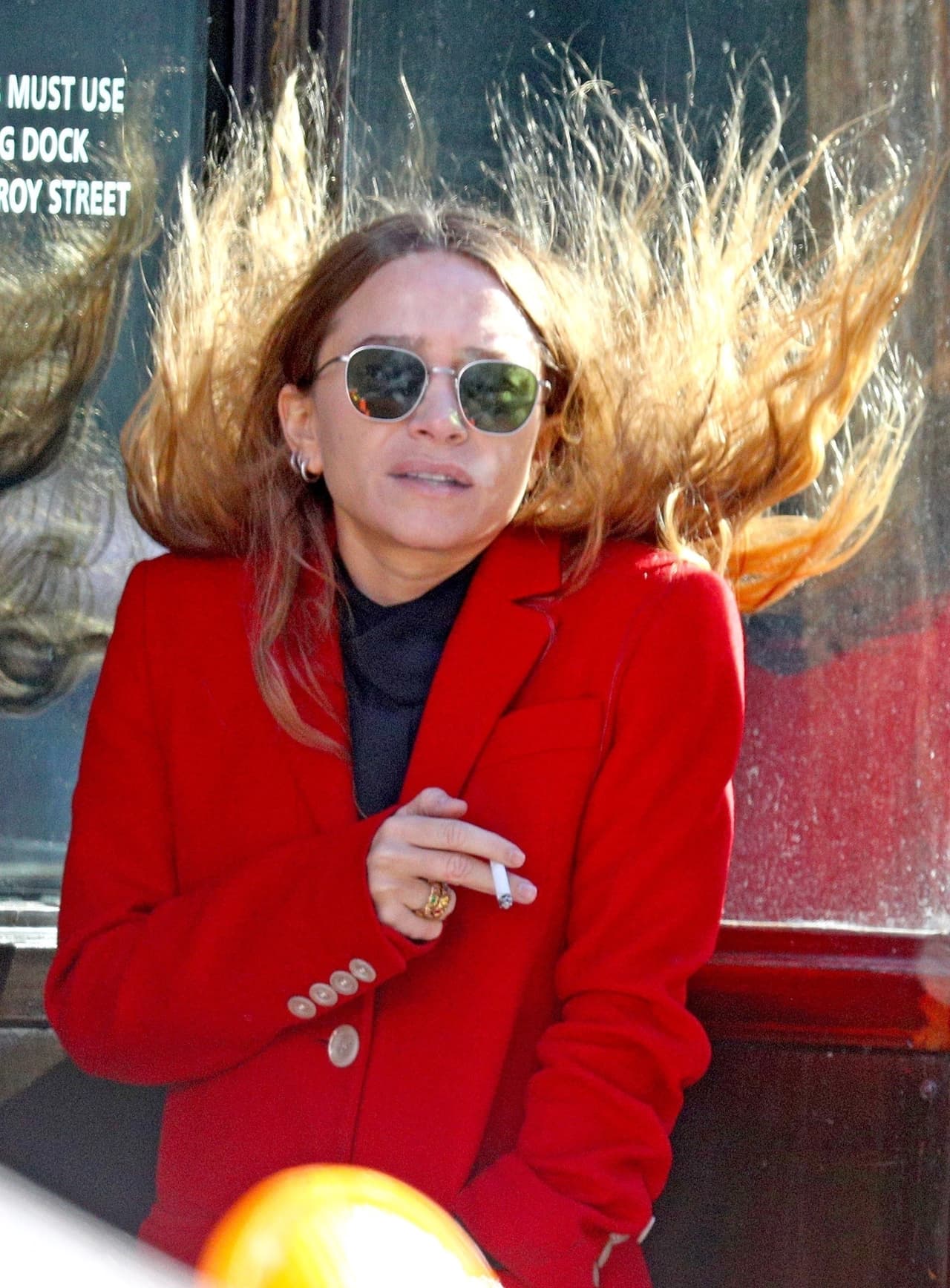 Ya más cerca, un detalle permite reconocer a Mary Kate Olsen, cuya melena quedó a merced de las gélidas ráfagas.