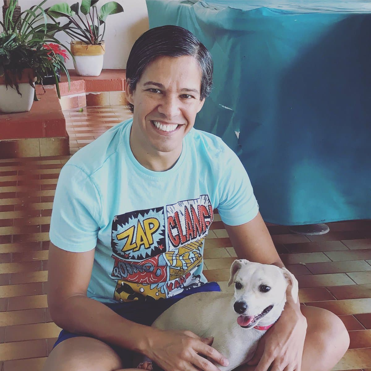 "Soy Libra y nací en Ponce en Puerto Rico. Tengo tres hermanos y a mi mamá y a mi papá los adoro. Vivo solo y tengo una perra llamada Luna Libertá. Tengo VIH. Me encantan las películas, el teatro, la playa y hacer turismo".