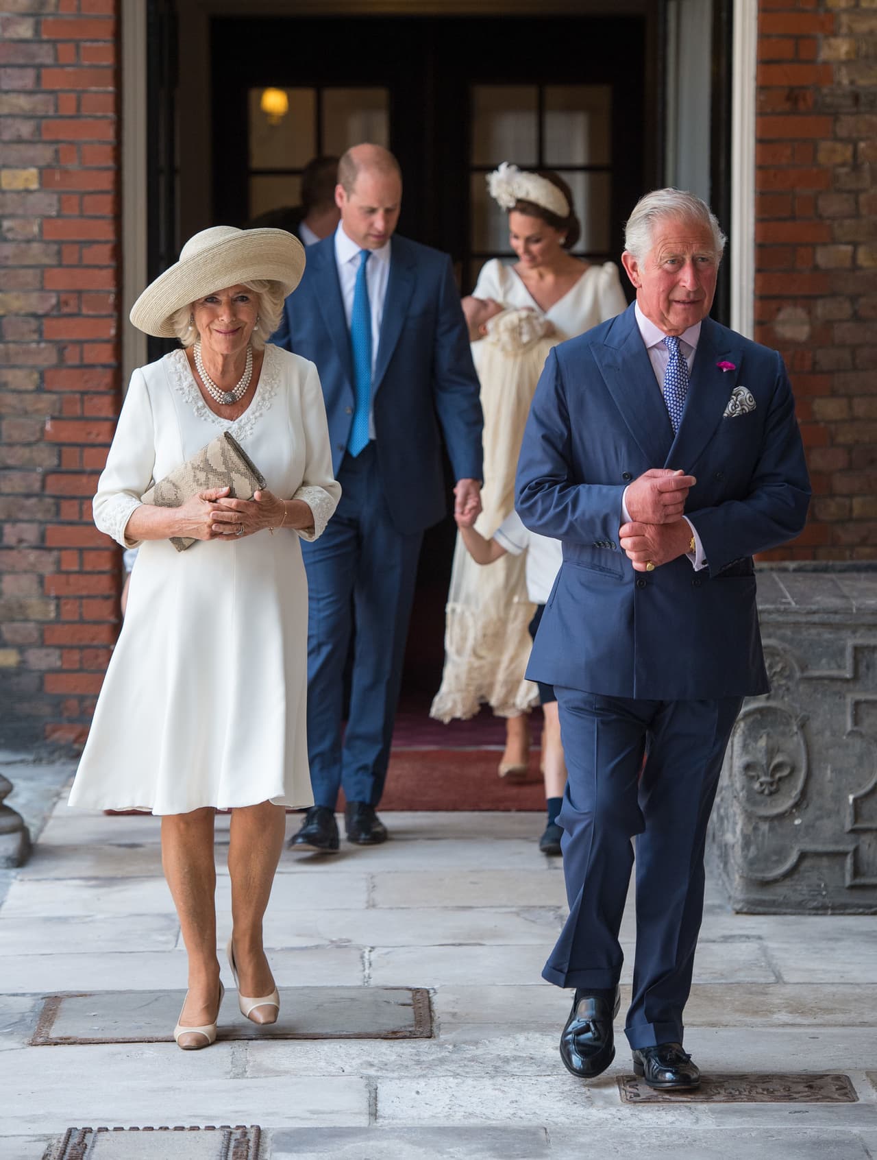 Quienes aún no han podido conocer 
<b><a href="https://www.univision.com/famosos/archie-harrison-mountbatten-windsor-todo-lo-que-sabemos-del-bebe-de-meghan-y-harry" target="_blank">al pequeño Archie</a></b>, informó The Mirror, son el 
<b>príncipe Carlos y la duquesa Camilla</b>, porque han tenido una serie de compromisos oficiales. Recientemente viajaron a Alemania para reunirse con la canciller Angela Merkel y el presidente alemán Frank-Walter Steinmeier.