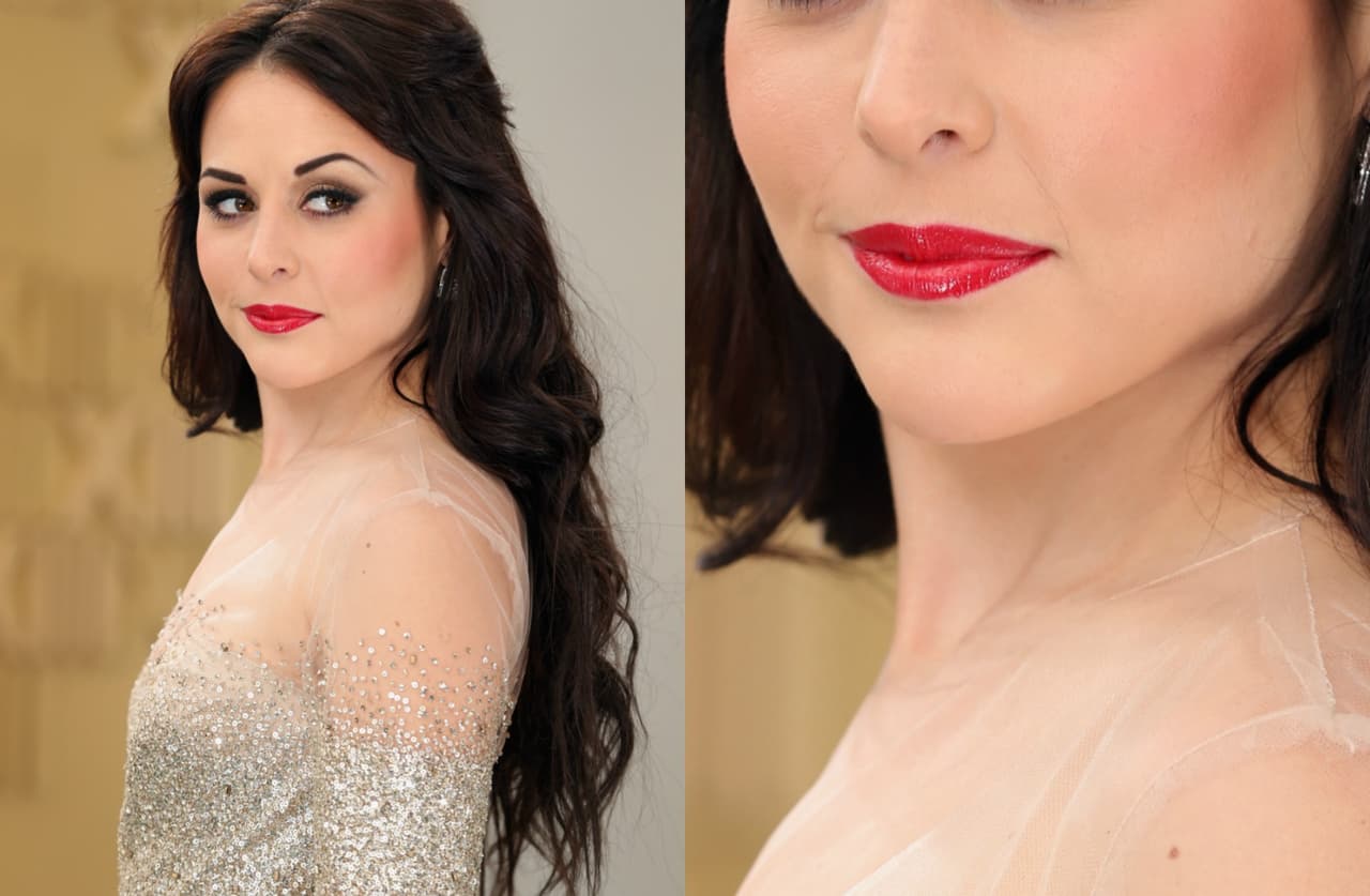 Zuria Vega, llevó un vestido dorado estilo naked dress que hizo un perfecto match con sus labios rojos y un maquillaje ligero en el resto de su rostro.