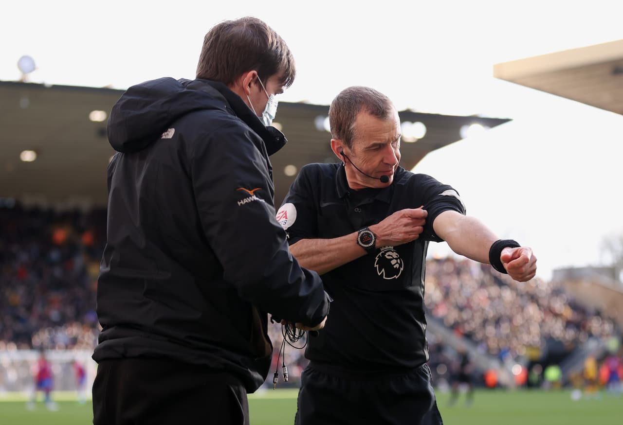 El cuerpo arbitral se ponía a punto para el compromiso que se celebraba en el Molineux Stadium.
<br>