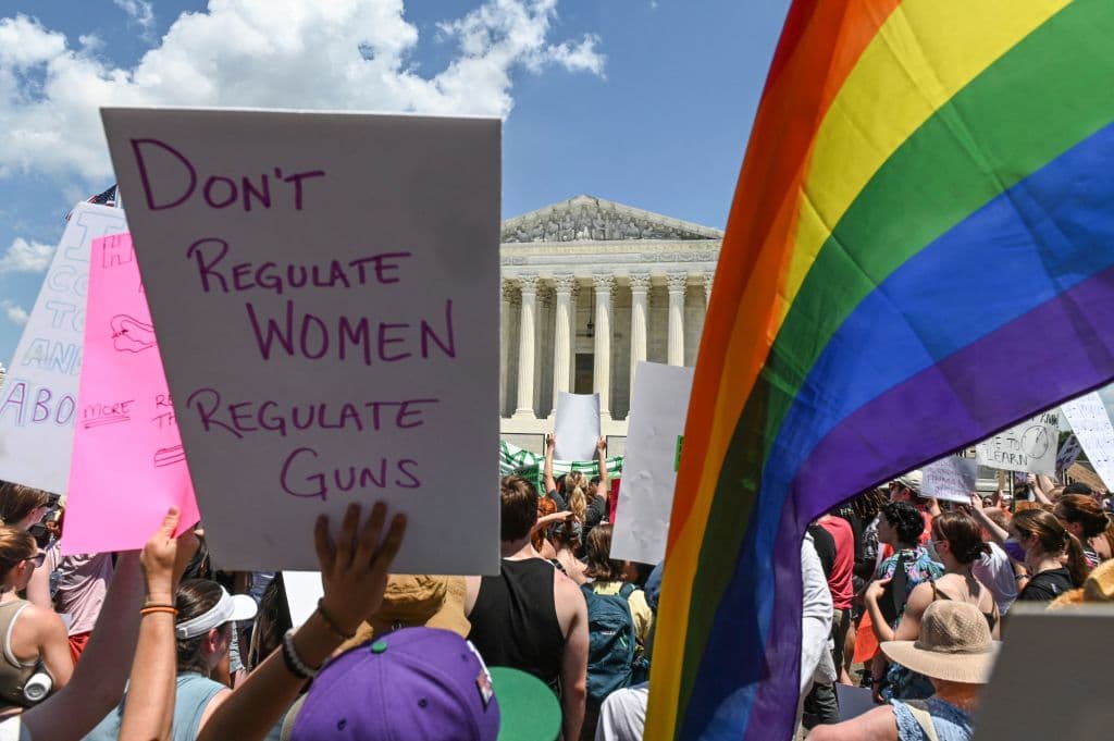 En Washington DC:
<b> "No regulen mujeres, regulen las armas".</b>
<br>
<br>Tras la decisión de la Corte Suprema de derogar Roe v. Wade, 26 estados gobernados por mayorías republicanas están trabajando para prohibir el aborto. 
<b>Algunos, incluso, prohibirán la interrupción del embarazo incluso si la mujer fue violada o se trató de un incesto. </b>