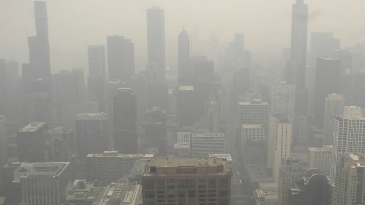 Mala calidad del aire en Chicago alcanza niveles nocivos por humo de incendios en Canadá