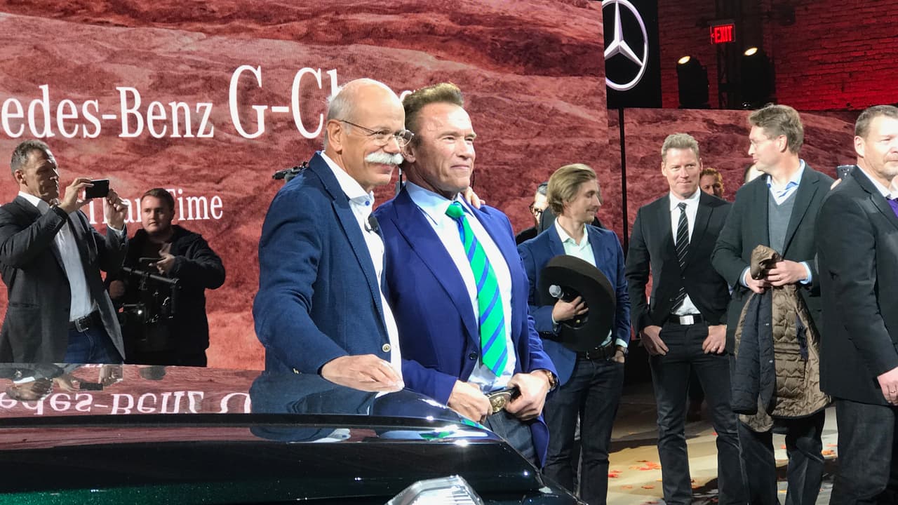 La segunda generación de la Geländewagen fue presentada por
<b>Dieter Zetsche</b>, presidente de Daimler AG y su junta administradora, y el exgobernador de California y estrella de cine de acción
<b>Arnold Schwarzenegger, </b>quien junto a la Mercedes-Benz Clase-G es un hijo ilustre de la ciudad de Graz, en Austria.