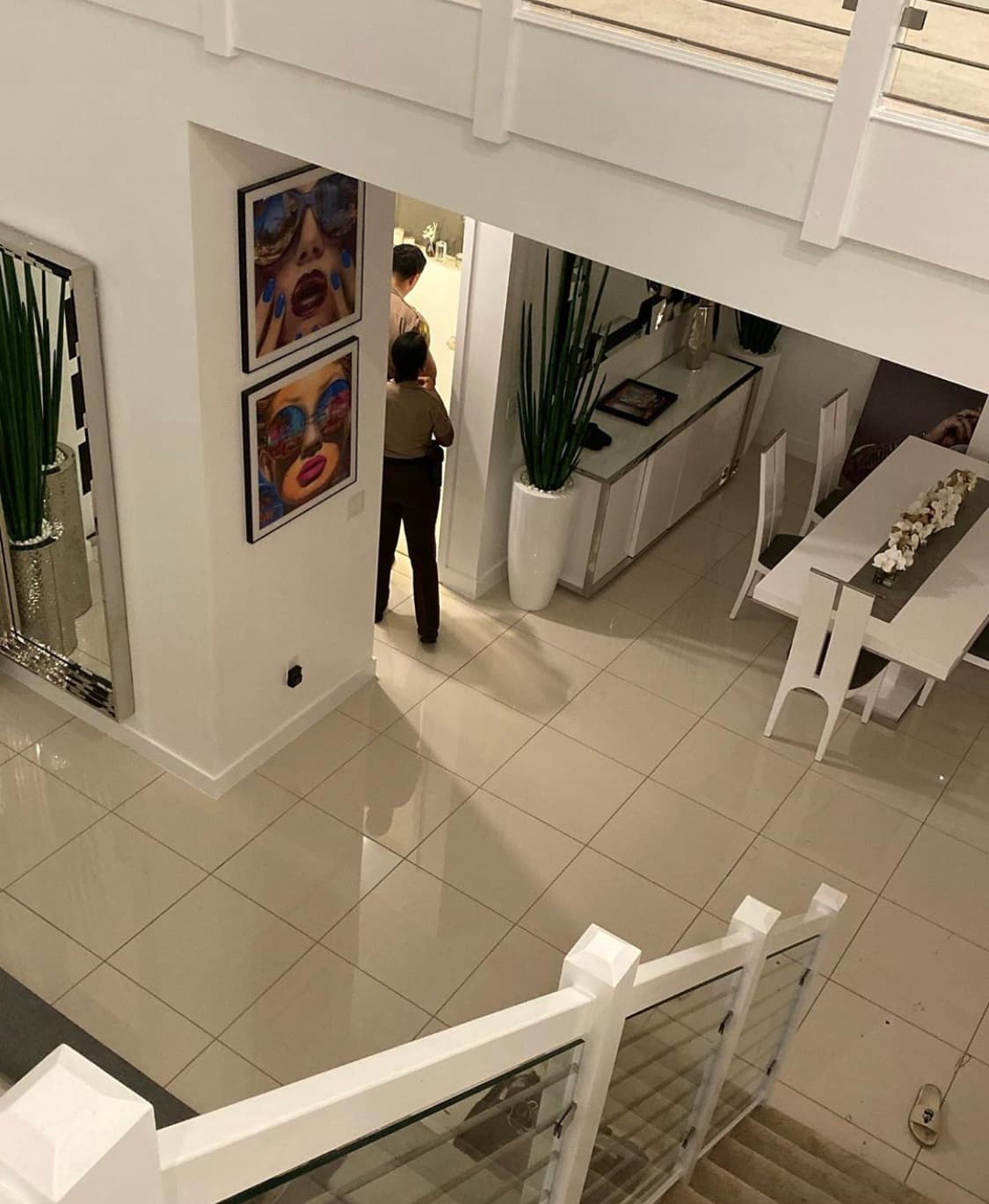 Según el artista, las cadenas están valoradas en $10,000 y $60,000.