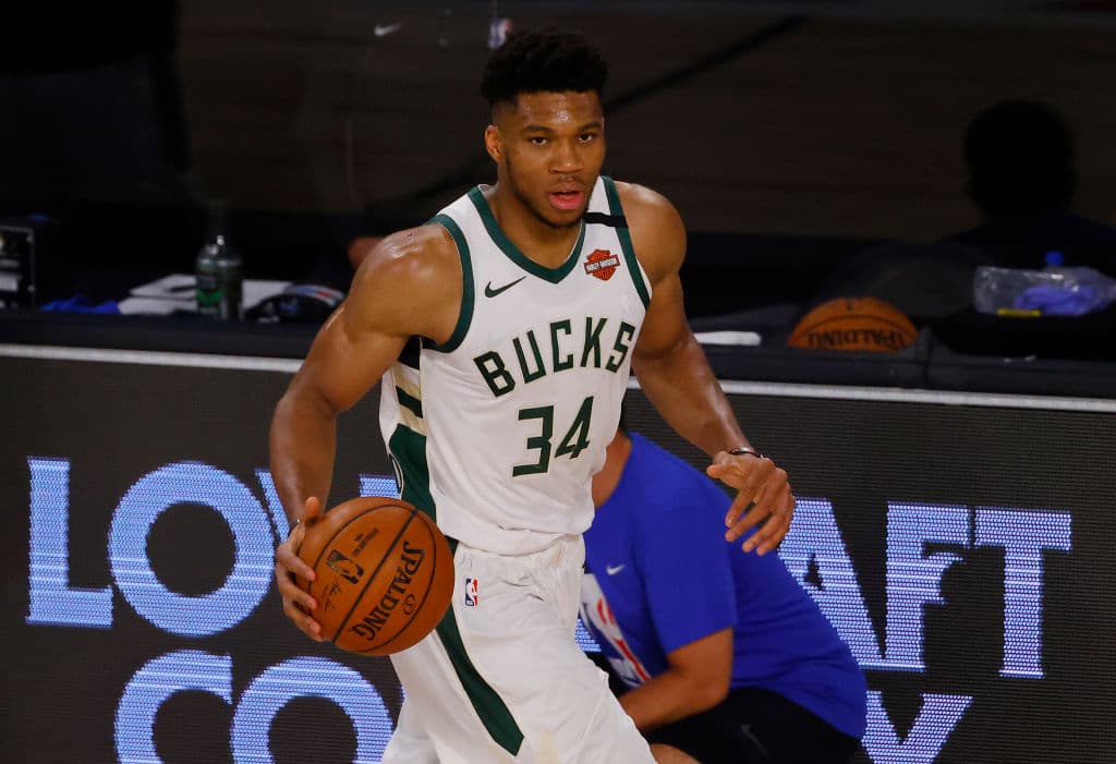 Giannis Antetokounmpo firma extensión de contrato con Milwaukee 

