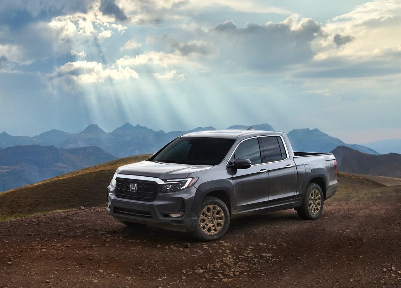 Los nuevos rines de 18 pulgadas que aumentan el ancho de la camioneta en 0.6 pulgadas complementan los cambios en el exterior.