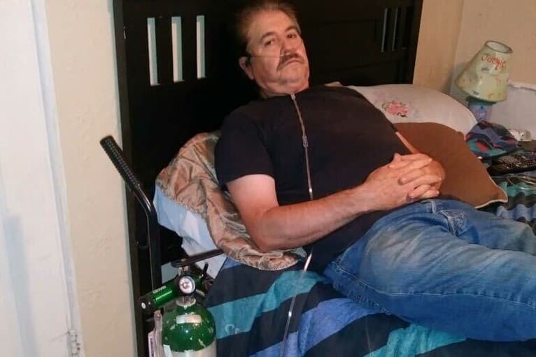 José Guzmán dice que se contagió de coronavirus en su trabajo, en la planta de Farmer John en Vernon, California.