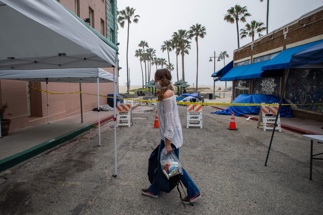 Julie Mariane cuenta con una habitación temporal que le ofrece las posibilidades mínimas de higiene al ser una persona en riesgo de contraer el coronavirus. Aunque otros servicios como alimentación no están dentro de este programa, la ciudad ofrece otras posibilidades en bancos de comida o centros comunitarios.