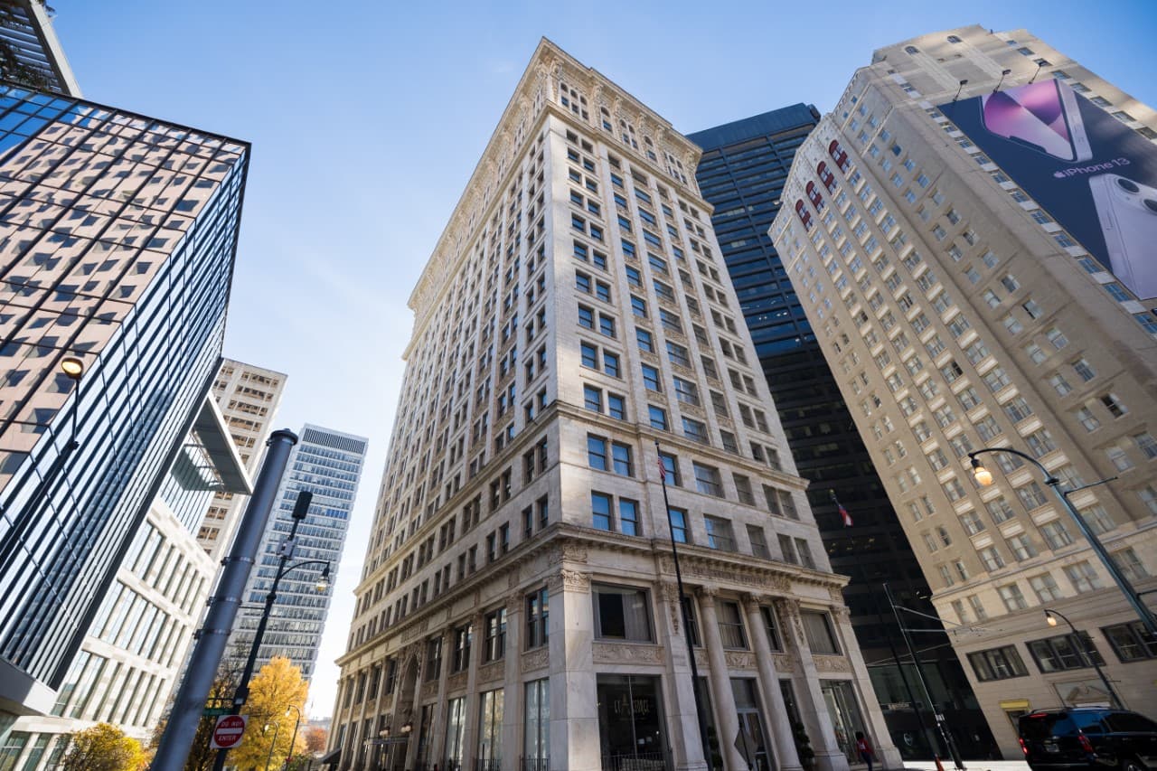 <b><a href="https://www.hilton.com/en/hotels/atlcdqq-the-candler-hotel-atlanta/?SEO_id=GMB-AMER-QQ-ATLCDQQ&y_source=1_MTMzMTQ1MTctNzE1LWxvY2F0aW9uLmdvb2dsZV93ZWJzaXRlX292ZXJyaWRl " target="_blank">Lugar número 1: The Candler Hotel Atlanta, Curio Collection by Hilton</a></b>. Situado en el centro de la famosa Peachtree St de Atlanta y ubicado en The Candler Building, el primer rascacielos de acero de Atlanta y en el Registro Nacional de Lugares Históricos, este hotel boutique honra su pasado conservando su icónico lobby y arquitectura Beaux-Arts con otras áreas cuidadosamente restauradas.