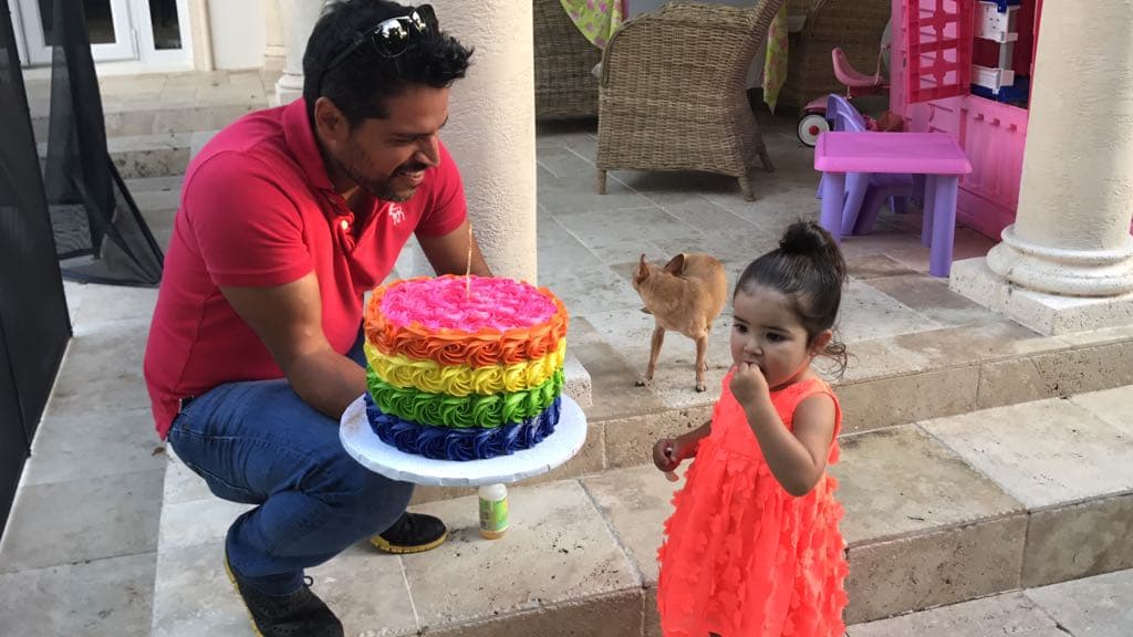 Luego de un cambio de vestido, Giulieta estaba lista para las fotos con su colorido pastel.