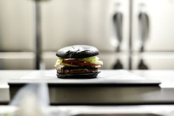 Para algunos expertos, el lanzamiento se dio como clara competencia a su eterno rival: McDonald’s que lanzó en agosto una hamburguesa blanca y una negra.