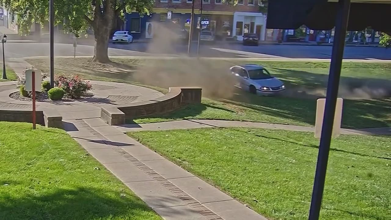 Arrestan a mujer por hacer 'donuts' presuntamente bajo los efectos del alcohol en Indiana