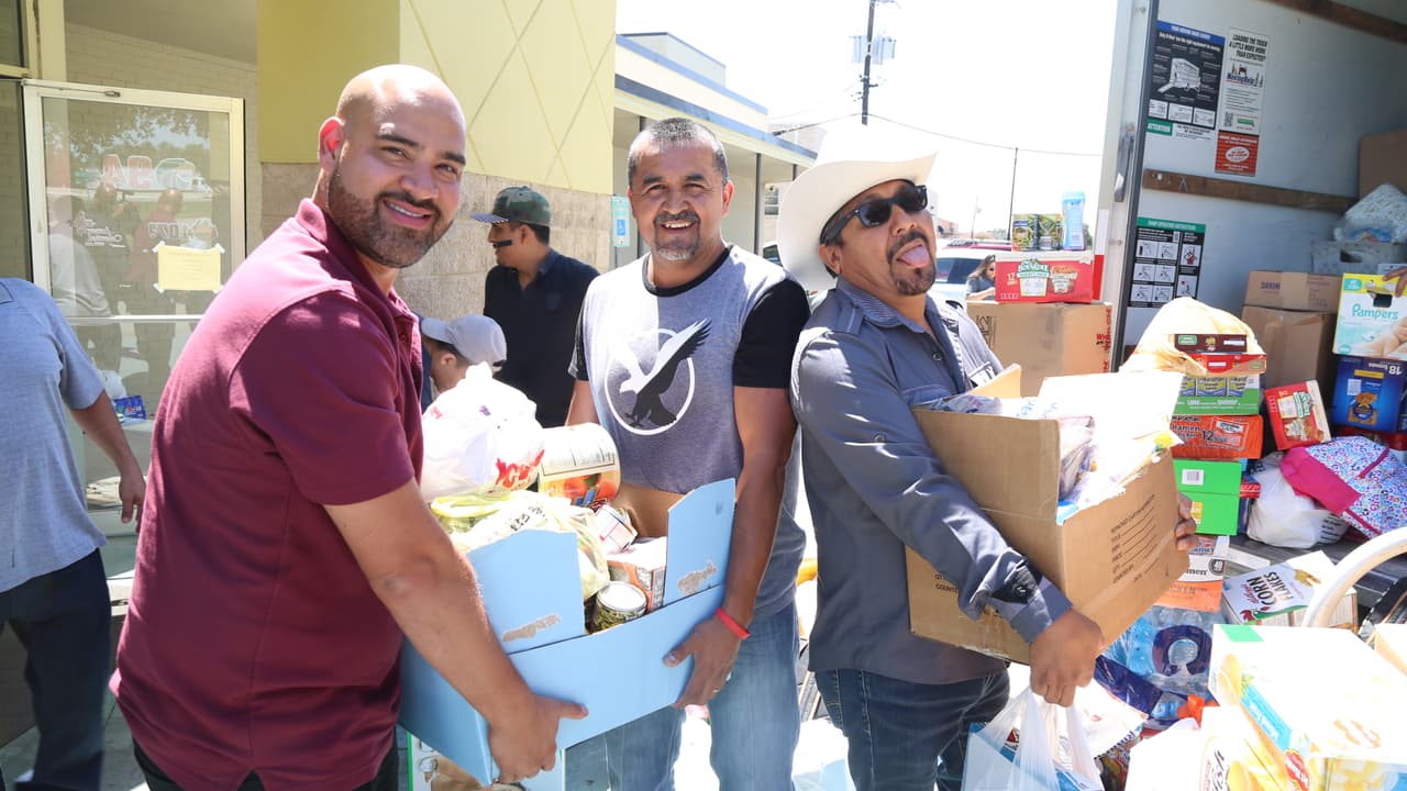 Así se cargo el camión con ayudas para los damnificados en Houston por radioescuchas y 'El Bueno, La Mala y El Feo'.