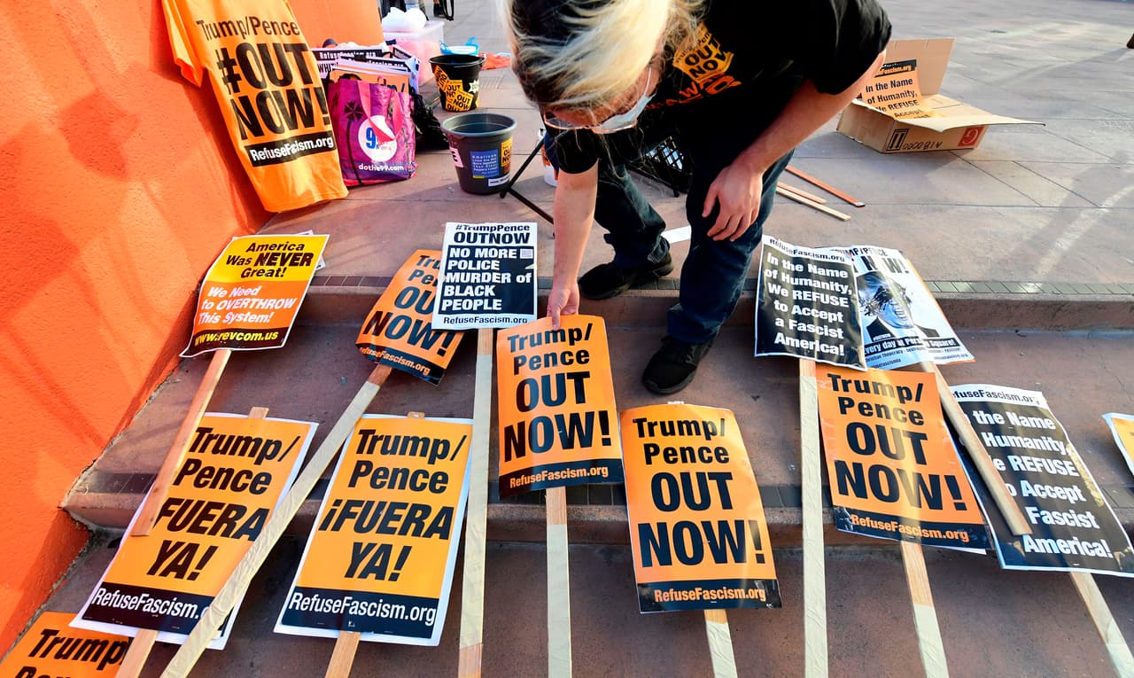 Con carteles en inglés y en español manifestantes en Los Ángeles pidieron la salida de Trump y Pence de la Casa Blanca.
<br>