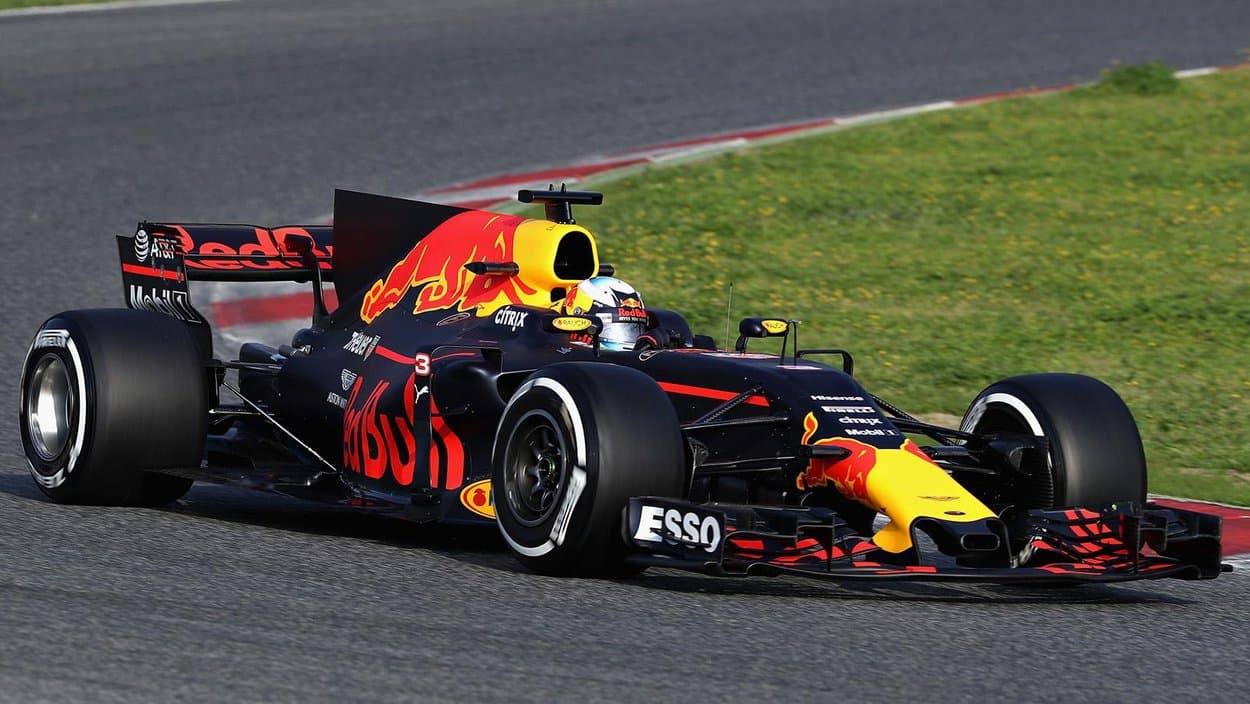 El diseño exterior no mantuvo variantes con respecto a los años anteriores, permanece como base el azul oscuro en tono mate, con el enorme toro rojo chocando el sol en el cubremotor y en la nariz.