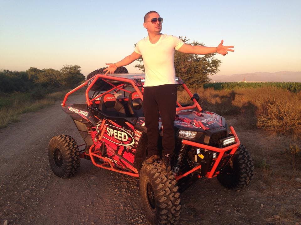 Para algunos días más relajados, y lejos de la ciudad, Larry Hernández puede recurrir a este Polaris RZR, un vehículo que ha logrado ganar el prestigioso Rally Dakar.