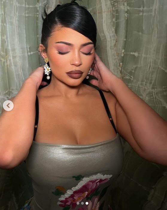 <b><a href="https://www.univision.com/famosos/kylie-jenner-no-siempre-piensa-que-es-multimillonaria" target="_blank">Kylie Jenner</a></b>, de 24 años, apareció con un vestido plateado color gris. 
<br>