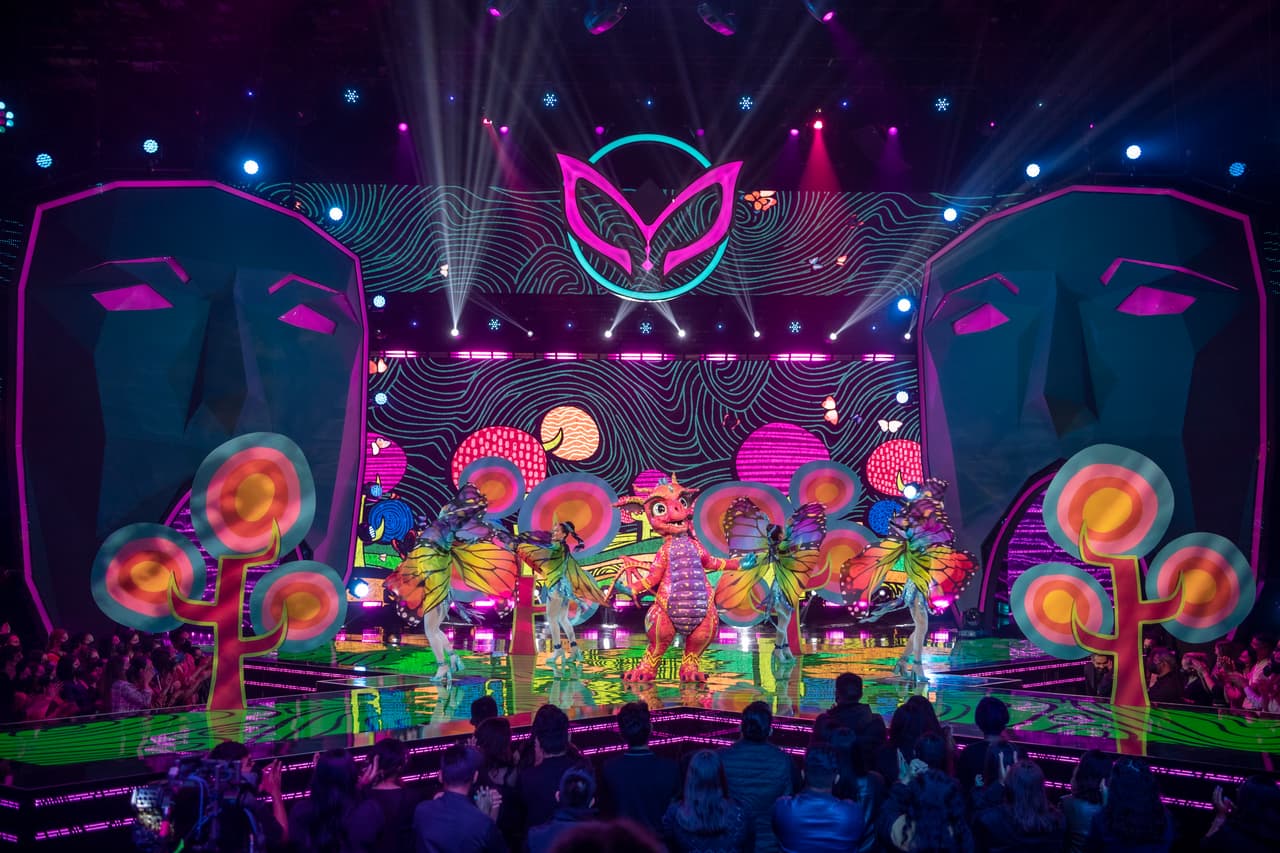 Alebrije fue quien subió primero al escenario, pero antes nos mostró las actividades de otros de los personajes de ¿Quién Es La Máscara? en las redes sociales y dejó algunas pistas sobre su identidad. Posteriormente nos deleitó con una interpretación de música ranchera, al ritmo de ‘Me Gustas Mucho’.