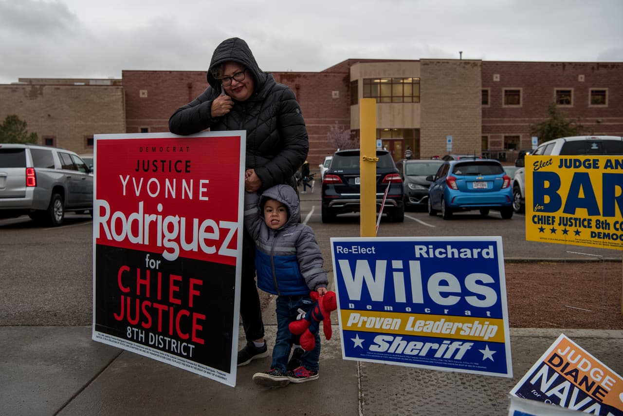 Con tal de expandir 
<a href="https://www.univision.com/local/houston-kxln/elecciones-estados-unidos-2020/los-democratas-redoblan-su-lucha-por-el-voto-por-correo-en-texas">el voto por correo en Texas</a>, los demócratas han impuesto demandas tanto en tribunales estatales como federales, que han sido apeladas por la Fiscalía texana. La Corte Suprema texana falló en mayo que el temor al contagio de covid-19 no podía ser considerado como motivo para pedir el voto por correo. El Partido Demócrata de Texas ha anunciado que seguirá la batalla hasta la Corte Suprema de Estados Unidos de ser necesario. 
<br>