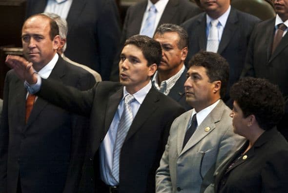 La Cámara de Diputados mexicana aprobó quitarle la protección de que goza un funcionario mexicano (fuero) a Julio César Godoy Toscano, hermano del gobernador Leonel Godoy de Michoacán y a quien se le acusa de mantener lazos con el narcotráfico, específicamente con Servando Gómez “La Tuta”, líder de “La Familia Michoacana”.