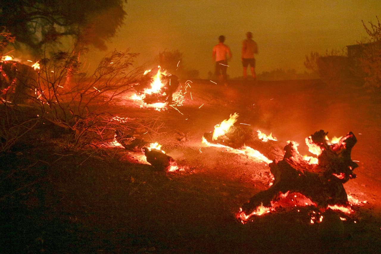 Las llamas sobre le suelo en el parque Peters Canyon, de Orange, California. 
<br>