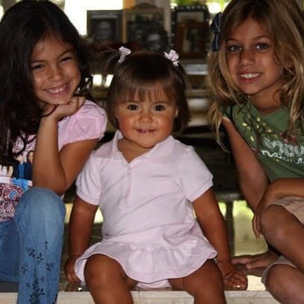 En una serie de fotografías que publicó en Instagram, la hija de Lili Estefan muestra que su cara sigue siendo muy parecida.