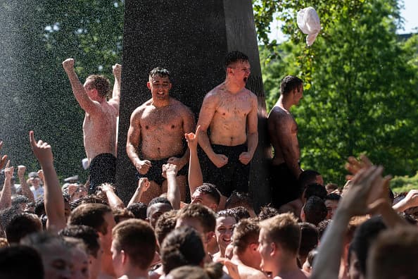 Para cumplir el objetivo es necesario que los jóvenes se apoyen unos sobre otros para ir escalando hasta la cúspide del obelisco.