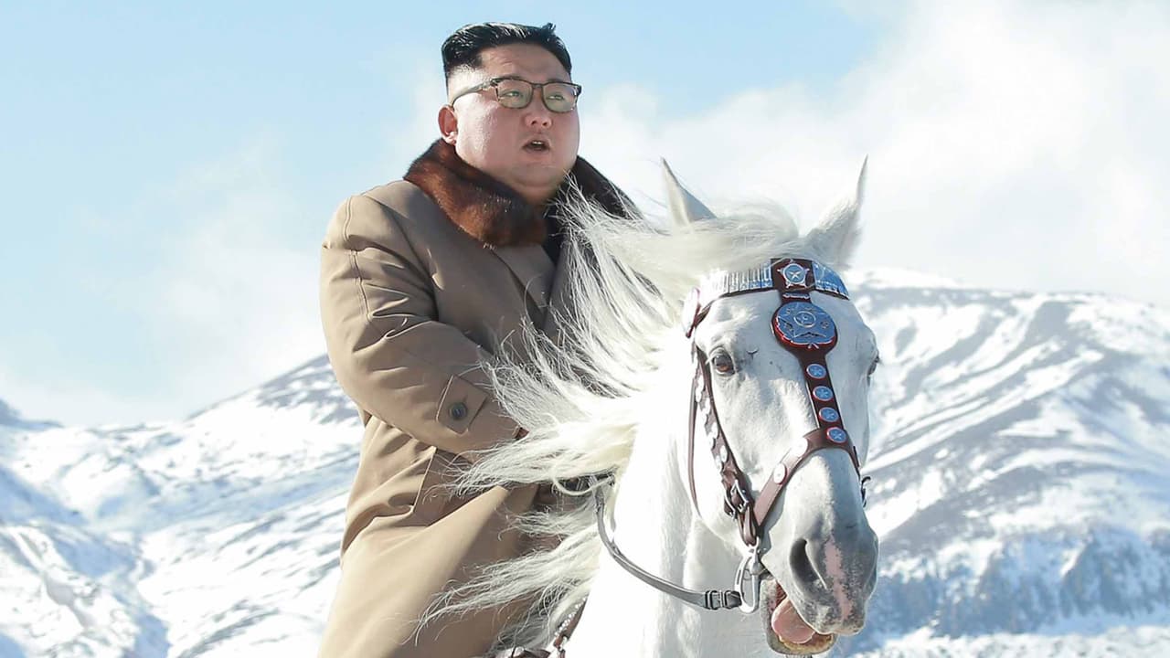La propaganda norcoreana publicó unas fotografías del líder norcoreano Kim Jong Un cabalgando en el monte Paektu, un lugar considerado sagrado en el ideario del régimen, ubicado en el noreste del país en la zona fronteriza con China. "Ascendió el monte cabalgando un caballo blanco sobre las primeras nieves", se indica en el texto que acompaña las imágenes de Kim, publicadas por la agencia de noticias KCNA.