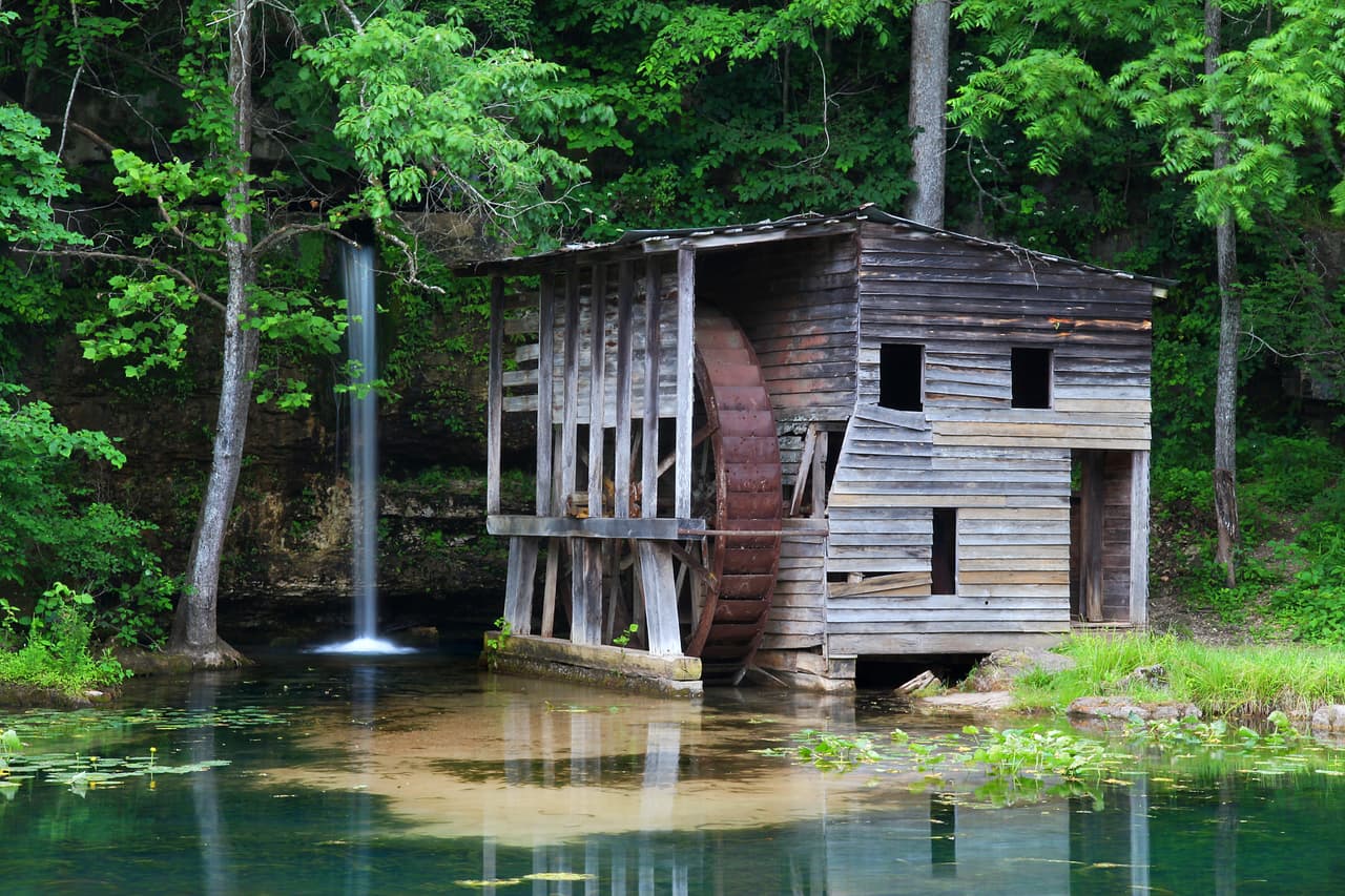<b>En Missouri | el lugar más pobre es Winona</b>
<br>
<br>🔘 
<b>Ingreso medio de Winona:</b> $21,750
<br>🔘 
<b>Ingreso medio de Missouri: </b>$55,461
<br>🔘 
<b>Adultos con educación universitaria:</b> 10.7%
<br>🔘 
<b>Población que vive en la pobreza:</b> 35.1%
<br>🔘 
<b>Valor promedio de la propiedad:</b> $51,700