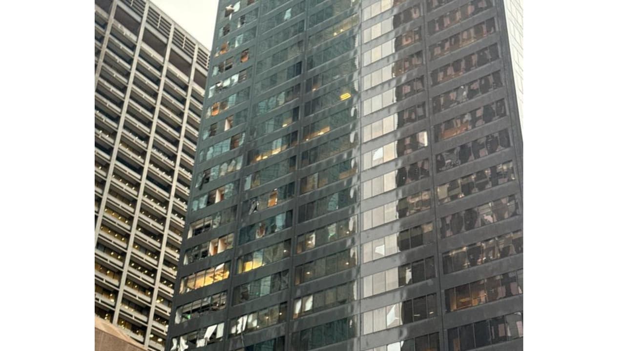 Este edificio, en el centro de la ciudad, perdió prácticamente una buena parte de sus ventanas y estructuras.