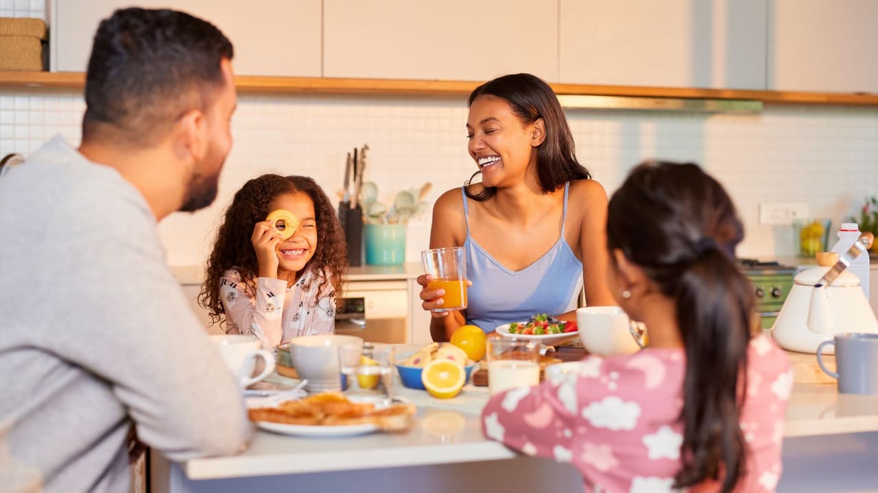 <h3 class="cms-H3-H3">☕ Desayuno o brunch casero con amor </h3>
<br>En vez de esperar por una mesa en un restaurante lleno,
<b>¿por qué no prepararle un desayuno especial en casa?</b>
<br>Ideas económicas pero deliciosas:
<br>Pan francés con fruta y miel
<br>Huevos revueltos con aguacate y tortillas
<br>Café con canela y leche espumada
<br>Agua fresca o jugo natural
<br>Incluye una carta escrita a mano o un dibujo de los niños.
<b>A veces eso vale más que cualquier reservación.</b>