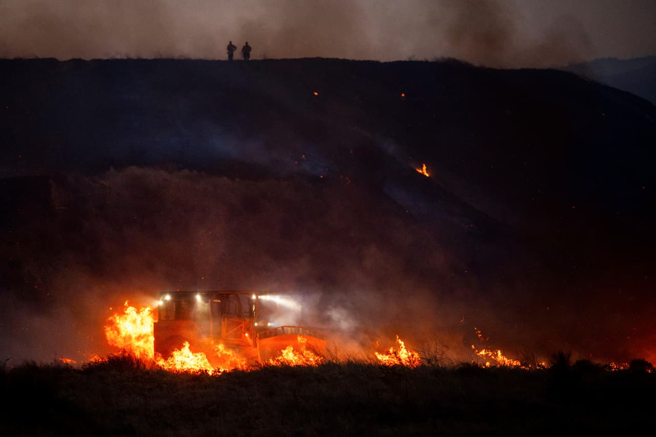 <b>Recursos desplegados</b>: Más de 4,000 bomberos y equipos especializados están en la zona.