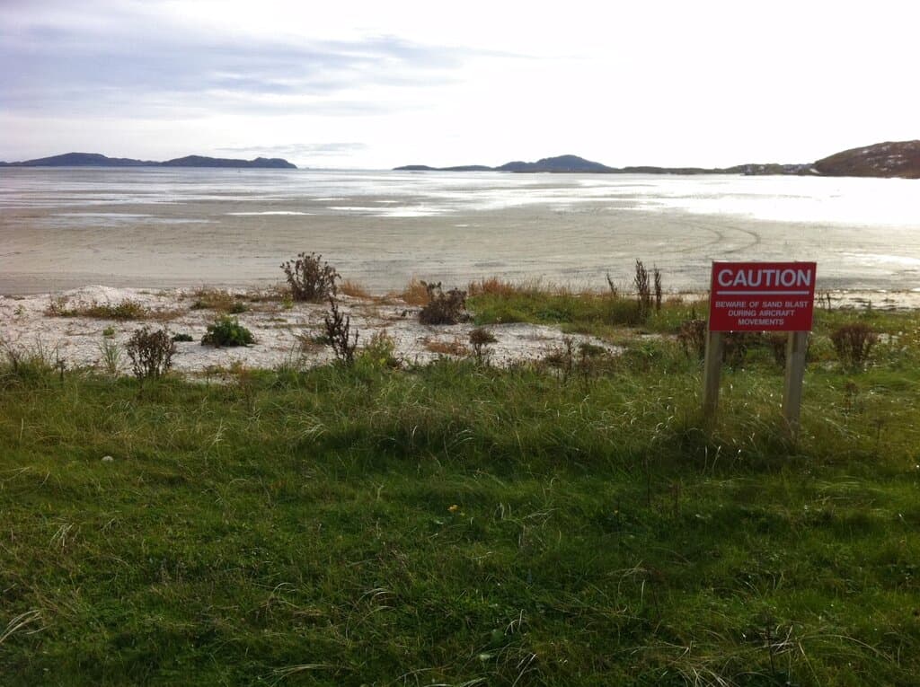 <h3 class="cms-H3-H3">Aeropuerto Internacional de Barra (BRR), Escocia</h3>
<br>
<br>Está situado en el extremo norte de la isla de Barra en la bahía de Traigh Mhòr. Con una pista corta, este aeropuerto excepcionalmente peligroso también utiliza la playa como pista y, sin duda, es el único aeropuerto del mundo que lo hace.
<br>