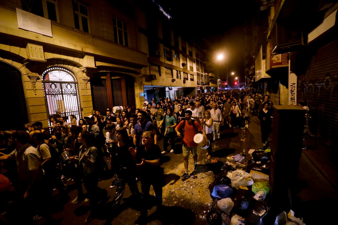 Además del caos en las calles de Buenos Aires, la Confederación General del Trabajo (CGT), la mayor central obrera del país, se declaró desde el mediodía en huelga general contra la iniciativa, una medida que afecta por 24 horas al transporte, la banca y otros servicios públicos.